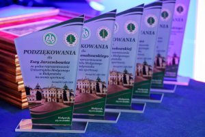 Sześć lat studiów to dopiero początek! Dyplomy lekarzy odebrało 290 absolwentów UMB