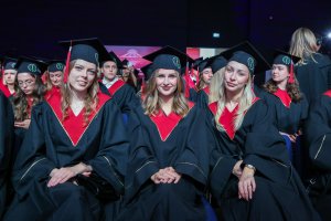 Sześć lat studiów to dopiero początek! Dyplomy lekarzy odebrało 290 absolwentów UMB