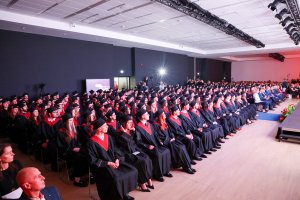 Sześć lat studiów to dopiero początek! Dyplomy lekarzy odebrało 290 absolwentów UMB