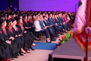 Sześć lat studiów to dopiero początek! Dyplomy lekarzy odebrało 290 absolwentów UMB