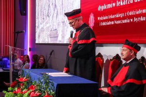 Sześć lat studiów to dopiero początek! Dyplomy lekarzy odebrało 290 absolwentów UMB