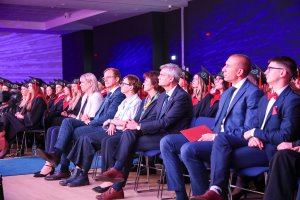 Sześć lat studiów to dopiero początek! Dyplomy lekarzy odebrało 290 absolwentów UMB