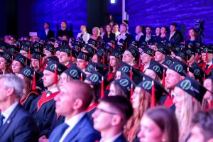 Sześć lat studiów to dopiero początek! Dyplomy lekarzy odebrało 290 absolwentów UMB