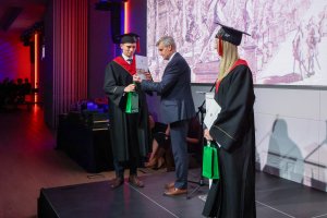 Sześć lat studiów to dopiero początek! Dyplomy lekarzy odebrało 290 absolwentów UMB