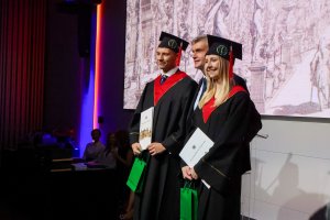 Sześć lat studiów to dopiero początek! Dyplomy lekarzy odebrało 290 absolwentów UMB