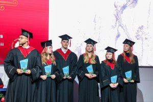 Sześć lat studiów to dopiero początek! Dyplomy lekarzy odebrało 290 absolwentów UMB