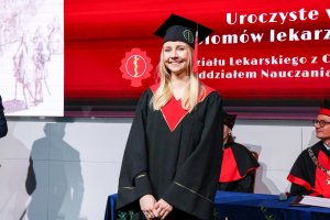 Sześć lat studiów to dopiero początek! Dyplomy lekarzy odebrało 290 absolwentów UMB