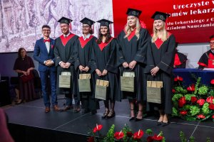 Sześć lat studiów to dopiero początek! Dyplomy lekarzy odebrało 290 absolwentów UMB