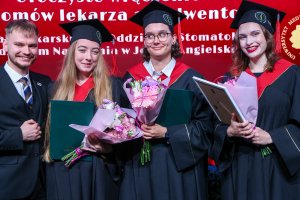 Sześć lat studiów to dopiero początek! Dyplomy lekarzy odebrało 290 absolwentów UMB
