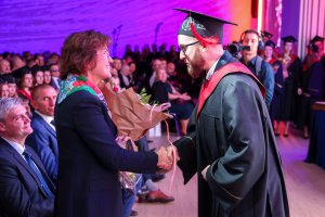 Sześć lat studiów to dopiero początek! Dyplomy lekarzy odebrało 290 absolwentów UMB