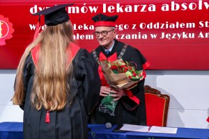 Sześć lat studiów to dopiero początek! Dyplomy lekarzy odebrało 290 absolwentów UMB