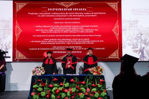Sześć lat studiów to dopiero początek! Dyplomy lekarzy odebrało 290 absolwentów UMB