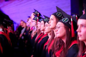 Sześć lat studiów to dopiero początek! Dyplomy lekarzy odebrało 290 absolwentów UMB