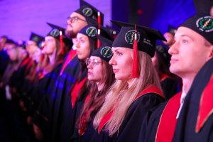 Sześć lat studiów to dopiero początek! Dyplomy lekarzy odebrało 290 absolwentów UMB