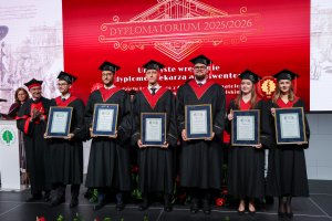 Sześć lat studiów to dopiero początek! Dyplomy lekarzy odebrało 290 absolwentów UMB