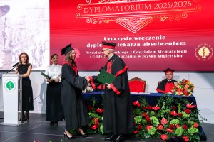 Sześć lat studiów to dopiero początek! Dyplomy lekarzy odebrało 290 absolwentów UMB