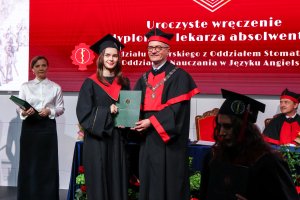 Sześć lat studiów to dopiero początek! Dyplomy lekarzy odebrało 290 absolwentów UMB