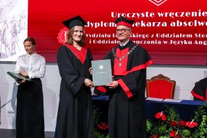 Sześć lat studiów to dopiero początek! Dyplomy lekarzy odebrało 290 absolwentów UMB