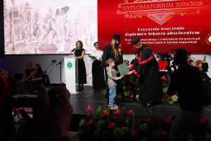 Sześć lat studiów to dopiero początek! Dyplomy lekarzy odebrało 290 absolwentów UMB