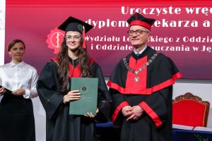 Sześć lat studiów to dopiero początek! Dyplomy lekarzy odebrało 290 absolwentów UMB