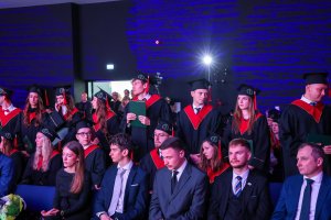 Sześć lat studiów to dopiero początek! Dyplomy lekarzy odebrało 290 absolwentów UMB