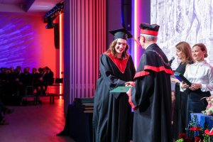 Sześć lat studiów to dopiero początek! Dyplomy lekarzy odebrało 290 absolwentów UMB