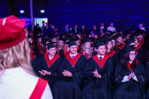 Sześć lat studiów to dopiero początek! Dyplomy lekarzy odebrało 290 absolwentów UMB