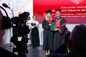 Sześć lat studiów to dopiero początek! Dyplomy lekarzy odebrało 290 absolwentów UMB