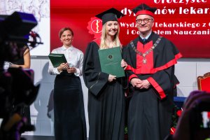 Sześć lat studiów to dopiero początek! Dyplomy lekarzy odebrało 290 absolwentów UMB