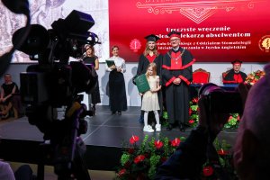 Sześć lat studiów to dopiero początek! Dyplomy lekarzy odebrało 290 absolwentów UMB