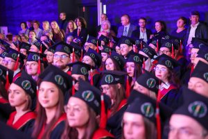 Sześć lat studiów to dopiero początek! Dyplomy lekarzy odebrało 290 absolwentów UMB