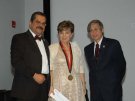 Pamiątkowe zdjęcie po wręczeniu medalu. Irena Sarosiek z władzami uczelni w Teksasie 