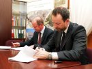 Podpisanie umowy na modernizację szpitala kliniczego. Od lewej: Konrad Raczkowski i RadosławGórski   foto. Tomasz Dawidziuk