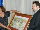 Rektor UMb Jacek Nikliński przekazuje pamiątkowy obraz konsul RP w Nowym Yorku
