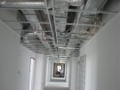 Konstrukcja stropu podwieszanego w korytarzach 