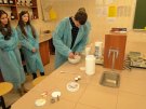 Uczniowie wykonują preparaty w Zakładzie Farmacji Stosowanej