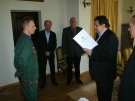 Marek Ostrowski (1 z lewej) odbiera symboliczny dyplom z podziękowaniami od rektora Jacka Niklińskiego
