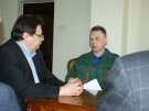 Marek Ostrowski odbiera symboliczny dyplom z podziękowaniami od rektora Jacka Niklińskiego