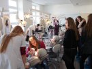Młodzież próbuje swoich sił na sali fantomowej Centrum Dydaktyki Stomatologicznej. 