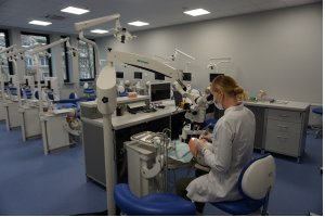 sala ćwiczeń przedklinicznych, praca z mikroskopem