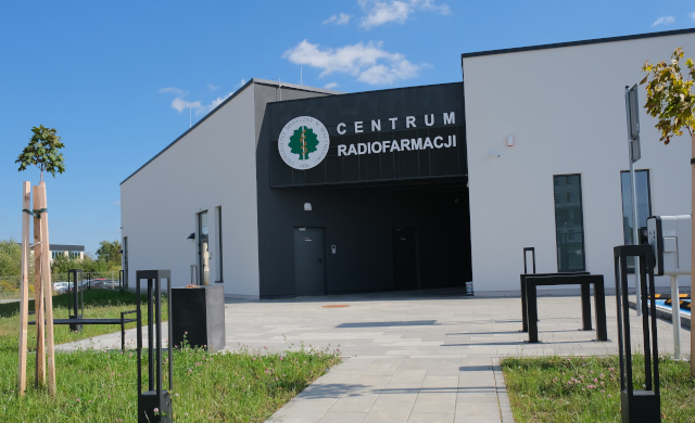 <h2>Centrum Radiofarmacji</h2><p>to nowoczesna jednostka naukowa wyposażona w zaawansowane laboratoria do wytwarzania i kontroli jakości radiofarmaceutyków oraz prowadzenia badań przedklinicznych in vitro i in vivo ...</p>
