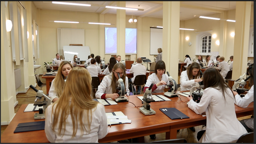 Studenci II roku Analityki Medycznej podczas zajęć z Histologii