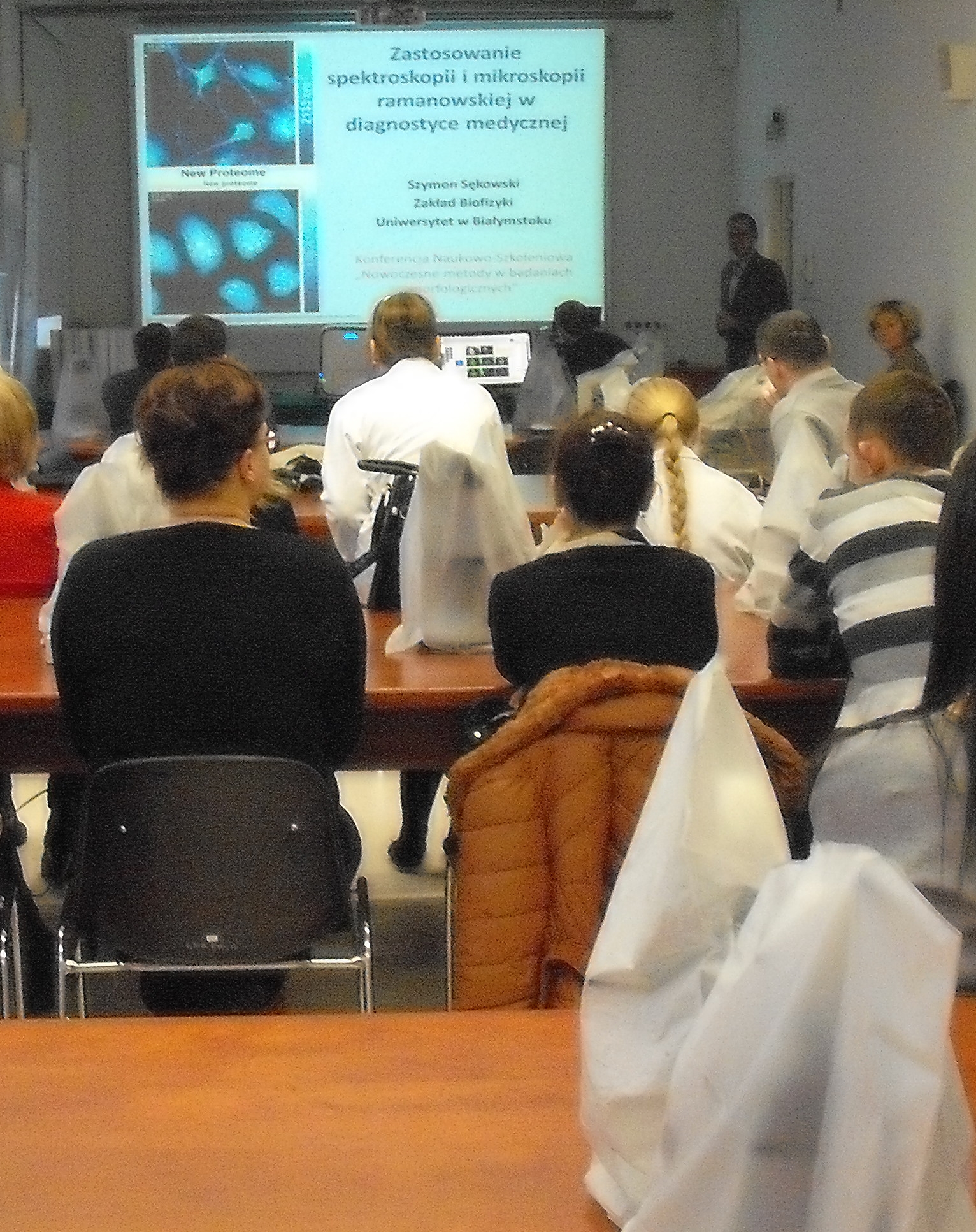 Uczestnicy konferencji słuchają wykładu dr Szymona Sękowskiego