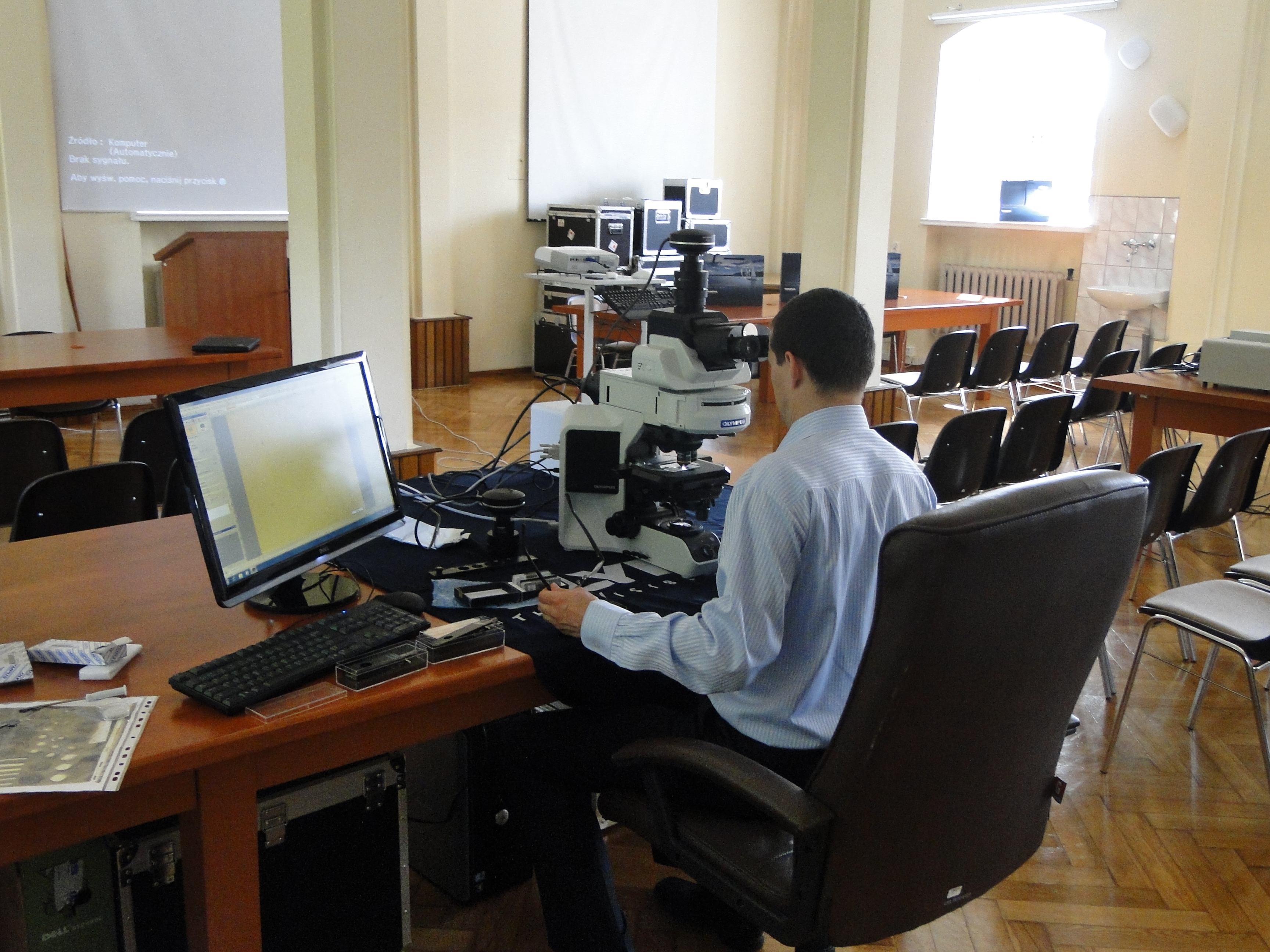 Zestaw: Mikroskop fluororescencyjny podłączony do komputera zaopatrzonego w program do cyfrowej analizy obrazu