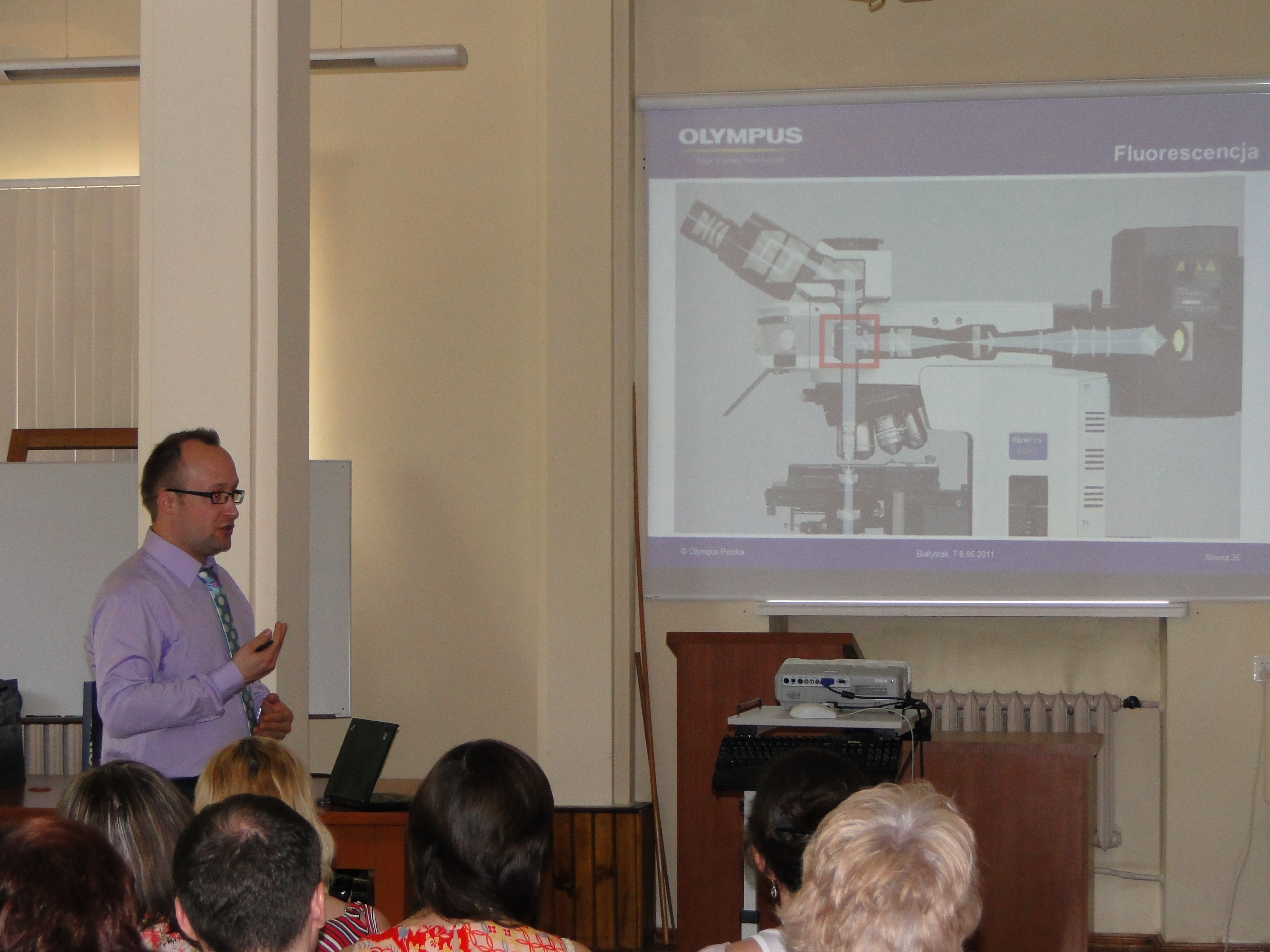 Przedstawiciel Firmy Olympus wyjaśnia działanie mikroskopów fluororescencyjnych