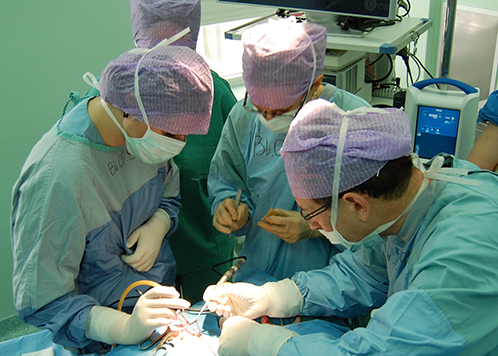 Chirurdzy na sali operacyjnej.