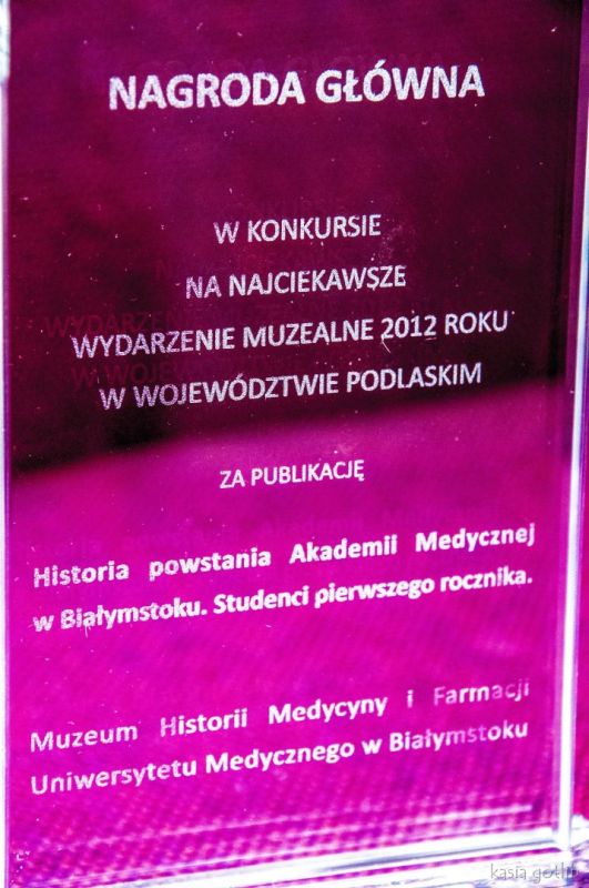 Statuetka nagrody głównej w konkursie na najciekawsze wydarzenie muzealne na Podlasiu w roku 2012, przyznana publikacji z Muzeum Historii Medycyny i Farmacji Uniwersytetu Medycznego w Białymstoku.