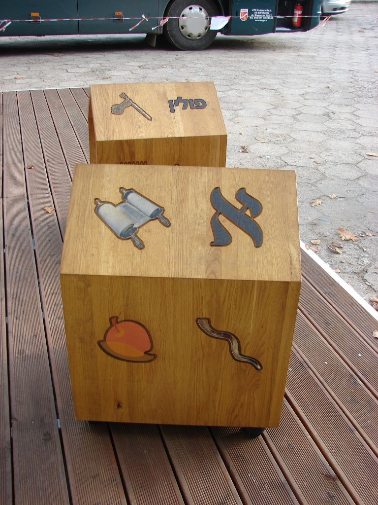 Drewniane, duże kostki z symbolami kultury żydowskiej