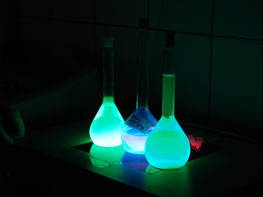 Szklane naczynia z fluorescencyjnymi substancjami chemicznymi