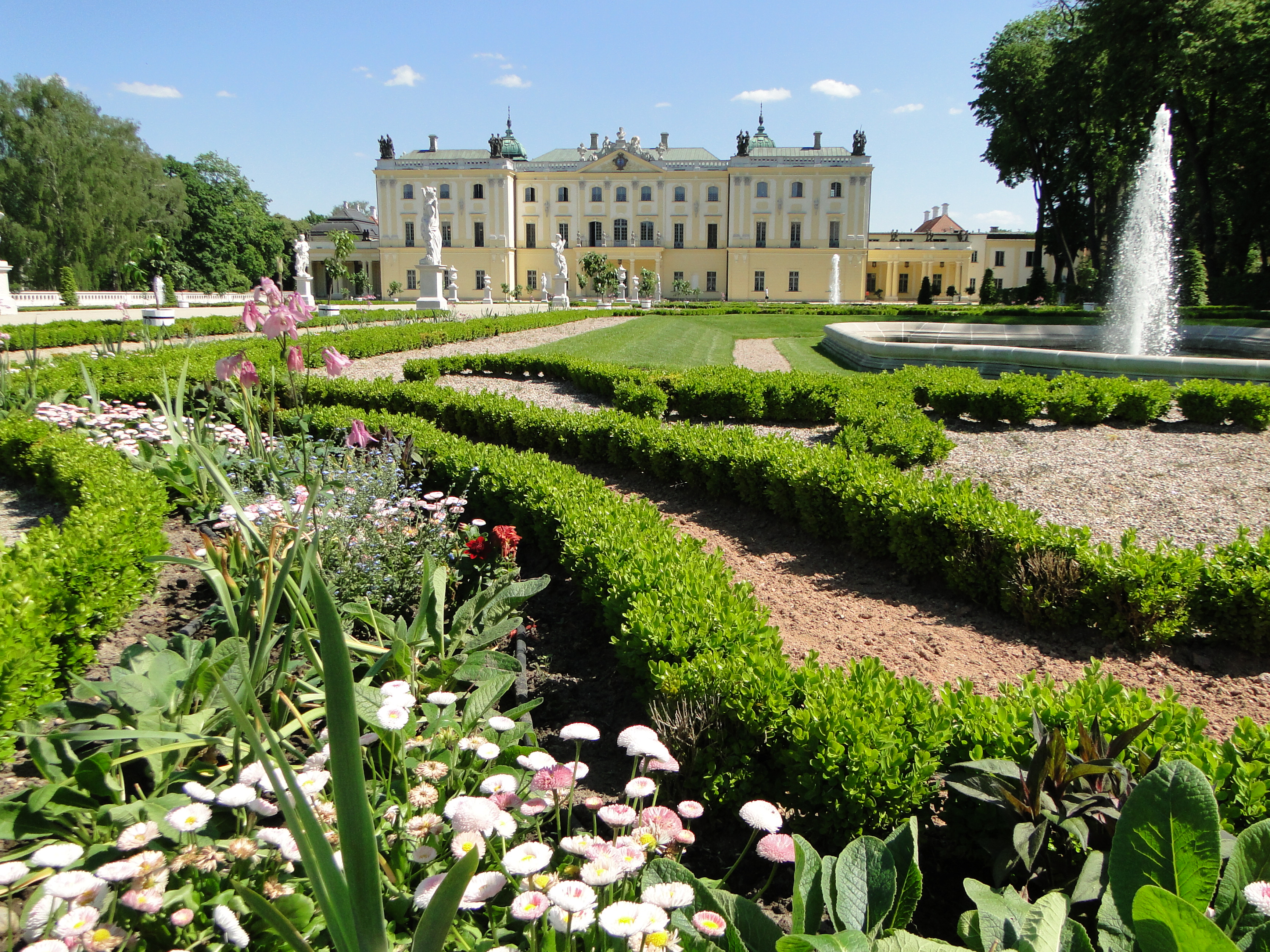 Pałacowy ogród francuski. Widok na Pałac Branickich 